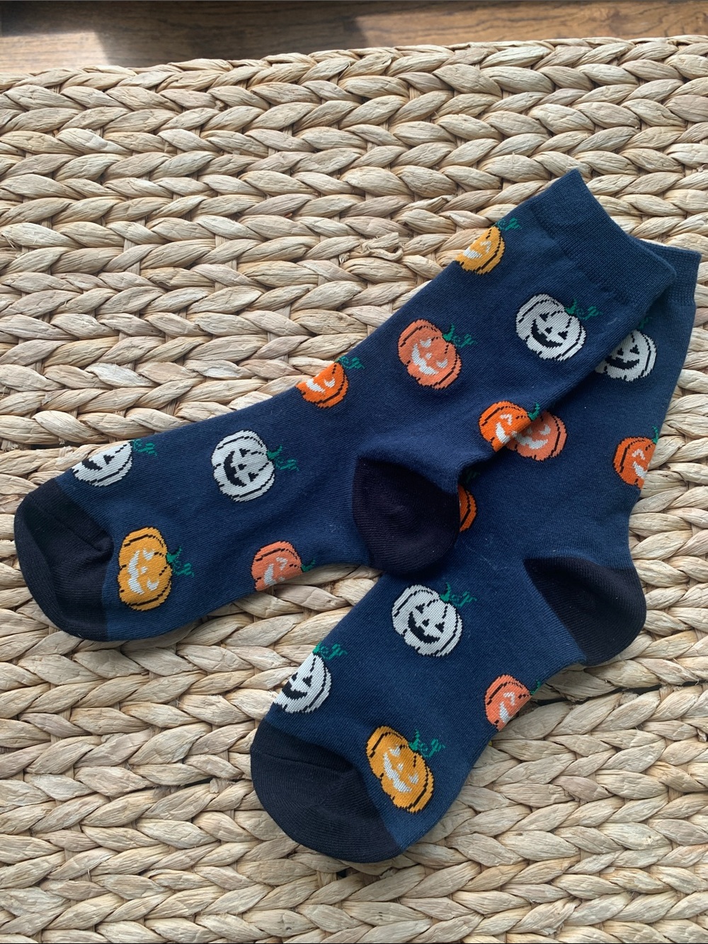 Nwot Navy pumpkin Socks adult size